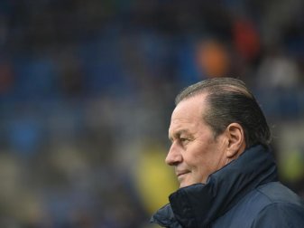 Hoffenheims Trainer Huub Stevens versucht vor dem Spiel gegen Darmstadt Druck von seinen Spielern zu nehmen. Foto: Uwe Anspach(Uwe Anspach) Hoffenheims Trainer Huub Stevens versucht vor dem Spiel gegen Darmstadt Druck von seinen Spielern zu nehmen. Foto: Uwe Anspach(Uwe Anspach)