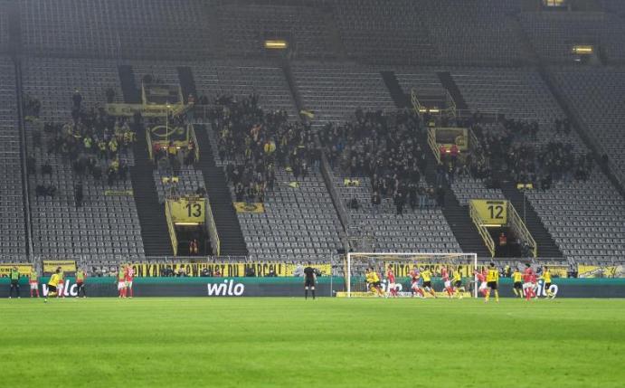 In NRW dürfen aktuell nur 750 Zuschauer in ein Stadion. Foto: David Inderlied/dpa