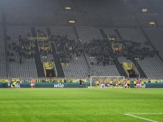 In NRW dürfen aktuell nur 750 Zuschauer in ein Stadion. Foto: David Inderlied/dpa In NRW dürfen aktuell nur 750 Zuschauer in ein Stadion. Foto: David Inderlied/dpa