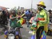 Ein Mann verkauft in Kameruns Hauptstadt Jaunde Flaggen und Hüte des WM-Gastgebers auf der Straße. Foto: Sunday Alamba/AP/dpa