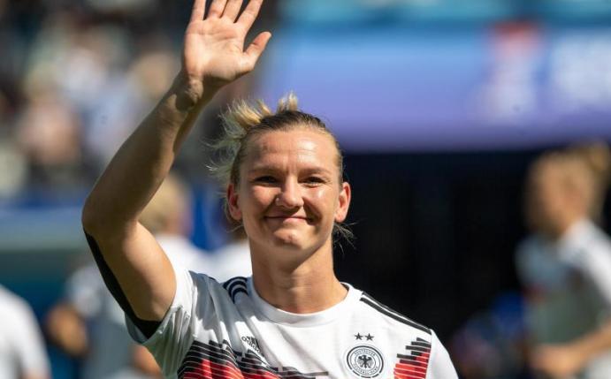 Deutschlands Nationalspielerin Alexandra Popp winkt nach einem Spiel. Foto: Sebastian Gollnow/dpa