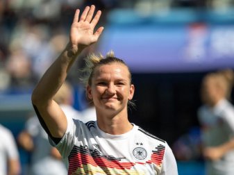 Deutschlands Nationalspielerin Alexandra Popp winkt nach einem Spiel. Foto: Sebastian Gollnow/dpa Deutschlands Nationalspielerin Alexandra Popp winkt nach einem Spiel. Foto: Sebastian Gollnow/dpa