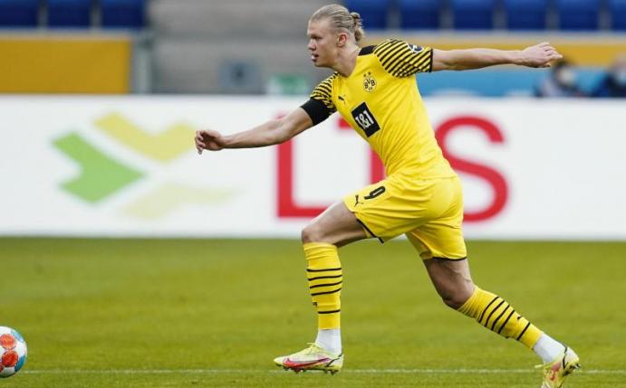 Der norwegische Stürmer steht bei Borussia Dortmund bis zum Sommer 2024 unter Vertrag. Foto: Uwe Anspach/dpa