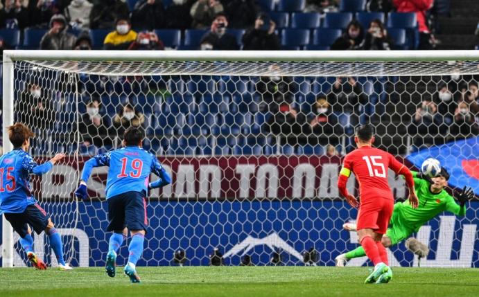 Ex-Bremer Yuya Osako (l.) trifft per Elfmeter zum 1:0