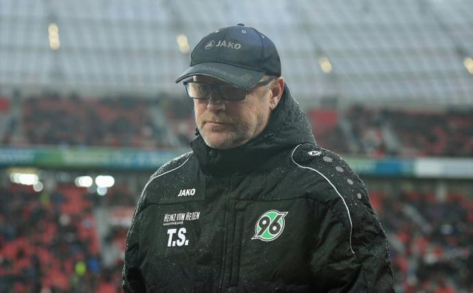 Thomas Schaaf kommt mit Hannover 96 nicht vom Fleck (Quelle: PIXATHLON/SID)