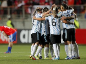 Argentiniens Spieler feiern nach dem 2:1-Sieg gegen Chile. Foto: Javier Torres/Pool AFP via AP/dpa Argentiniens Spieler feiern nach dem 2:1-Sieg gegen Chile. Foto: Javier Torres/Pool AFP via AP/dpa