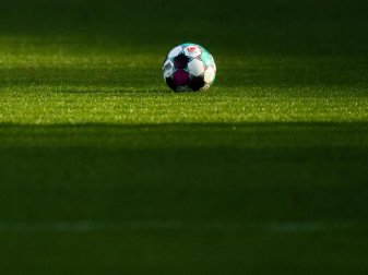 Ein Ball liegt auf dem Rasen. Foto: Julian Stratenschulte/dpa Ein Ball liegt auf dem Rasen. Foto: Julian Stratenschulte/dpa