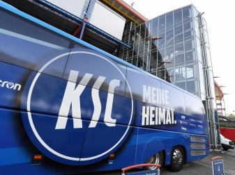Das Logo des Zweitligisten Karlsruher SC prangt auf dem Mannschaftsbus, der neben dem Wildparkstadion steht. Foto: Uli Deck/dpa Das Logo des Zweitligisten Karlsruher SC prangt auf dem Mannschaftsbus, der neben dem Wildparkstadion steht. Foto: Uli Deck/dpa