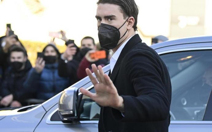 Dusan Vlahovic kommt zur medizinischen Untersuchung bei Juventus Turin. Foto: Fabio Ferrari/LaPresse/AP/dpa