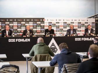 Auf einer Pressekonferenz begründete Gladbachs Sportdirektor Max Eberl (M) seinen Rücktritt. Foto: Christian Verheyen/Borussia Mönchengladbach/dpa Auf einer Pressekonferenz begründete Gladbachs Sportdirektor Max Eberl (M) seinen Rücktritt. Foto: Christian Verheyen/Borussia Mönchengladbach/dpa