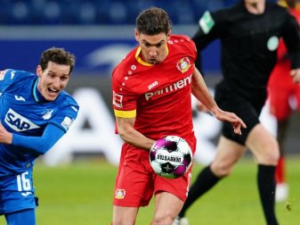 Leverkusens Lucas Alario (M) versucht den Ball gegen Hoffenheims Sebastian Rudy (l) zu behaupten. Foto: Uwe Anspach/dpa Leverkusens Lucas Alario (M) versucht den Ball gegen Hoffenheims Sebastian Rudy (l) zu behaupten. Foto: Uwe Anspach/dpa