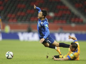 Herthas Neuzugang Lee Dongjun (l) wird im Zweikampf von Tigres Jesus Duenas gefoult. Foto: Hussein Sayed/AP/dpa Herthas Neuzugang Lee Dongjun (l) wird im Zweikampf von Tigres Jesus Duenas gefoult. Foto: Hussein Sayed/AP/dpa