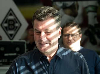 Dieter Hecking (l), ehemaliger Trainer von Gladbach, kommt 2019 vor Max Eberl zu einer Pressekonferenz. Foto: Federico Gambarini/dpa Dieter Hecking (l), ehemaliger Trainer von Gladbach, kommt 2019 vor Max Eberl zu einer Pressekonferenz. Foto: Federico Gambarini/dpa