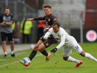 St. Paulis Finn Ole Becker (l) kämpft mit Aues Jann George um den Ball. Foto: Marcus Brandt/dpa