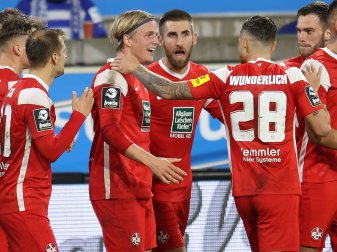 Wunderlich trag in der 38. Minute für Kaiserslautern Wunderlich trag in der 38. Minute für Kaiserslautern