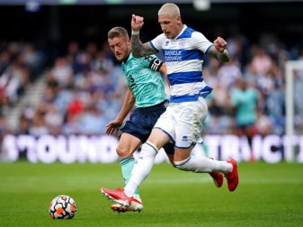 Jordy De Wijs (r) wechselt von den Queens Park Rangers per Leihe nach Düsseldorf. Foto: Aaron Chown/PA Wire/dpa Jordy De Wijs (r) wechselt von den Queens Park Rangers per Leihe nach Düsseldorf. Foto: Aaron Chown/PA Wire/dpa