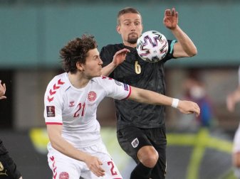 Dänemarks Jonas Wind (l) kämpft mit Österreichs Stefan Ilsanker um den Ball. Foto: Georg Hochmuth/APA/dpa Dänemarks Jonas Wind (l) kämpft mit Österreichs Stefan Ilsanker um den Ball. Foto: Georg Hochmuth/APA/dpa
