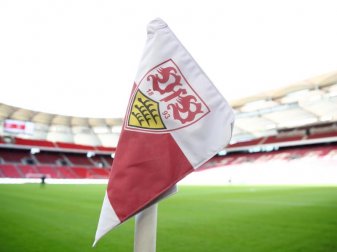 Blick in die Mercedes-Benz Arena und auf eine Eckfahne mit dem Wappen des VfB Stuttgarts. Foto: Tom Weller/dpa Blick in die Mercedes-Benz Arena und auf eine Eckfahne mit dem Wappen des VfB Stuttgarts. Foto: Tom Weller/dpa