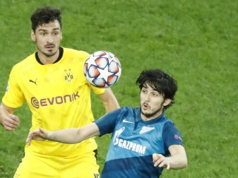 Sardar Azmoun (r) wird bereits im Winter nach Leverkusen wechseln. Foto: Dmitri Lovetsky/AP/dpa Sardar Azmoun (r) wird bereits im Winter nach Leverkusen wechseln. Foto: Dmitri Lovetsky/AP/dpa