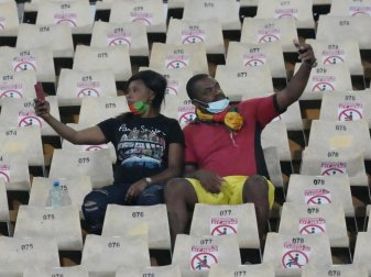 Das Stadion Stade d'Olembé in Jaunde ist nach der Massenpanik wieder freigegeben. Foto: Themba Hadebe/AP/dpa Das Stadion Stade d'Olembé in Jaunde ist nach der Massenpanik wieder freigegeben. Foto: Themba Hadebe/AP/dpa