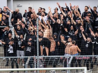 Fans von Türkgücü München feuern ihre Mannschaft in der ersten Runde des DFB-Pokals an. Foto: Matthias Balk/dpa Fans von Türkgücü München feuern ihre Mannschaft in der ersten Runde des DFB-Pokals an. Foto: Matthias Balk/dpa