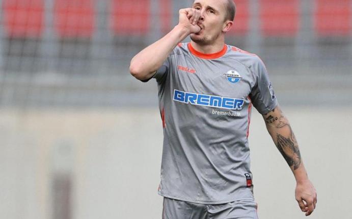 Sven Michel jubelt über ein Tor für den SC Paderborn. Foto: Daniel Karmann/dpa