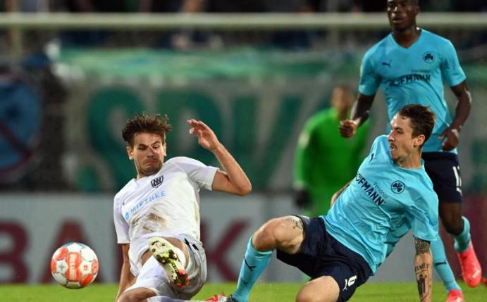 Der Mittelfeldspieler des FC Bayern München, Adrian Fein (r), war zuletzt an die SpVgg Greuther Fürth verliehen. Foto: Soeren Stache/dpa-Zentralbild/dpa