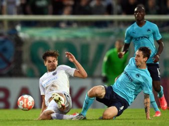 Der Mittelfeldspieler des FC Bayern München, Adrian Fein (r), war zuletzt an die SpVgg Greuther Fürth verliehen. Foto: Soeren Stache/dpa-Zentralbild/dpa Der Mittelfeldspieler des FC Bayern München, Adrian Fein (r), war zuletzt an die SpVgg Greuther Fürth verliehen. Foto: Soeren Stache/dpa-Zentralbild/dpa