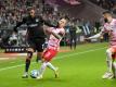 Aymen Barkok (l) wechselt zur neuen Saison ablösefrei zum Frankfurter Liga-Konkurrenten FSV Mainz 05. Foto: Sebastian Gollnow/dpa