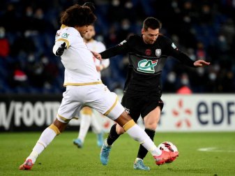 Lionel Messi (r) von Paris Saint-Germain kämpft mit Dante von Nizza um den Ball. Foto: Franck Fife/AFP/dpa Lionel Messi (r) von Paris Saint-Germain kämpft mit Dante von Nizza um den Ball. Foto: Franck Fife/AFP/dpa