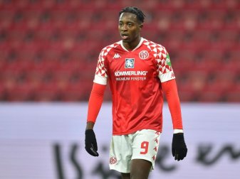 Der ehemalige Mainzer Jean-Philippe Mateta geht über den Platz. Foto: Torsten Silz/dpa