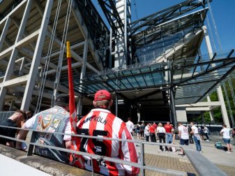 Fans des 1. FC Köln stehen vor dem RheinEnergie Stadion. Foto: Henning Kaiser/dpa Fans des 1. FC Köln stehen vor dem RheinEnergie Stadion. Foto: Henning Kaiser/dpa