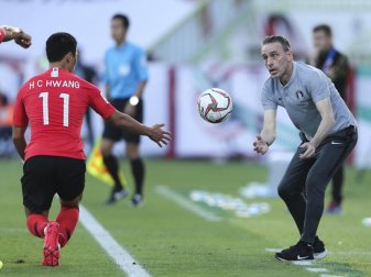 Paulo Bento (r), Trainer von Südkorea, wirft den Ball zu seinem Spieler Hwang Hee-Chan. Foto: Kamran Jebreili/AP/dpa