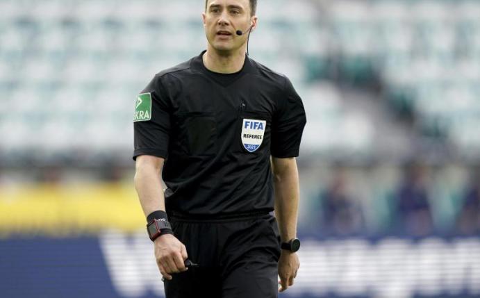 Schiedsrichter Felix Zwayer will seine Karriere fortsetzen. Foto: Michael Sohn/AP-POOL/dpa