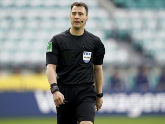 Schiedsrichter Felix Zwayer will seine Karriere fortsetzen. Foto: Michael Sohn/AP-POOL/dpa Schiedsrichter Felix Zwayer will seine Karriere fortsetzen. Foto: Michael Sohn/AP-POOL/dpa