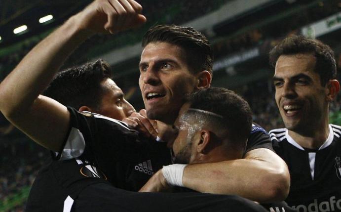 Besiktass Mario Gomez (M) führt nun di Toschützenliste in der Türkei an. Foto: Manuel De Almeida