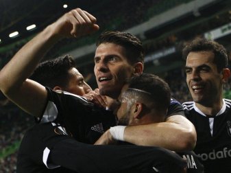 Besiktass Mario Gomez (M) führt nun di Toschützenliste in der Türkei an. Foto: Manuel De Almeida Besiktass Mario Gomez (M) führt nun di Toschützenliste in der Türkei an. Foto: Manuel De Almeida