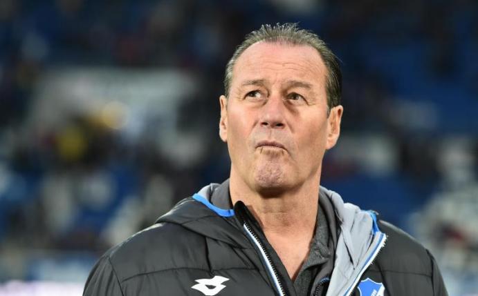 Hoffenheims Trainer Huub Stevens verzieht das Gesicht. Foto: Uwe Anspach