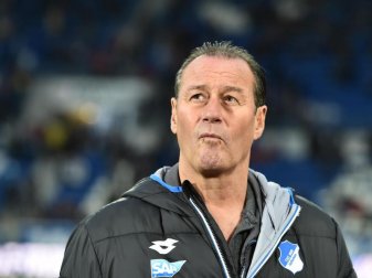 Hoffenheims Trainer Huub Stevens verzieht das Gesicht. Foto: Uwe Anspach Hoffenheims Trainer Huub Stevens verzieht das Gesicht. Foto: Uwe Anspach