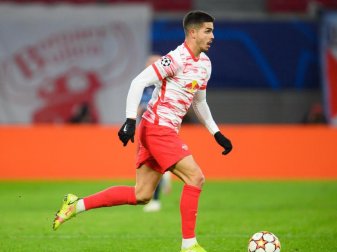 André Silva spielt den Ball. Foto: Robert Michael/dpa-Zentralbild/dpa