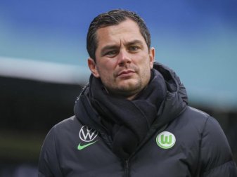 Wolfsburgs Sportdirektor Marcel Schäfer geht vor dem Spiel durch das Stadion. Foto: Jan Woitas/dpa-Zentralbild/dpa Wolfsburgs Sportdirektor Marcel Schäfer geht vor dem Spiel durch das Stadion. Foto: Jan Woitas/dpa-Zentralbild/dpa