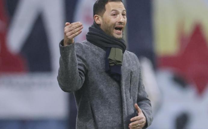 Leipzigs Trainer Domenico Tedesco steht an der Seitenlinie und coacht seine Mannschaft. Foto: Jan Woitas/dpa-Zentralbild/dpa