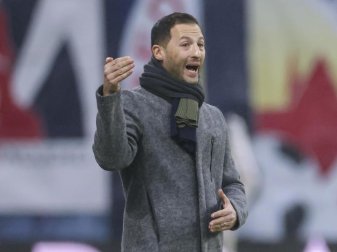 Leipzigs Trainer Domenico Tedesco steht an der Seitenlinie und coacht seine Mannschaft. Foto: Jan Woitas/dpa-Zentralbild/dpa Leipzigs Trainer Domenico Tedesco steht an der Seitenlinie und coacht seine Mannschaft. Foto: Jan Woitas/dpa-Zentralbild/dpa