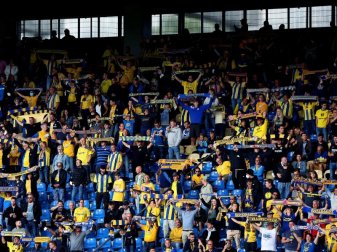Braunschweiger Fans stehen während einer Partie ihrer Mannschaft auf der Tribüne. Foto: Ronny Hartmann/dpa