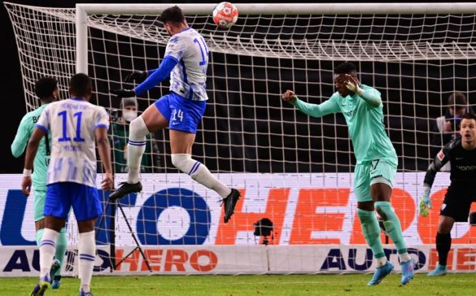 Herthas Ishak Belfodil (2.v.l.) köpft zur Berliner 1:0-Führung ein. Foto: Soeren Stache/dpa-Zentralbild/dpa