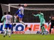 Herthas Ishak Belfodil (2.v.l.) köpft zur Berliner 1:0-Führung ein. Foto: Soeren Stache/dpa-Zentralbild/dpa