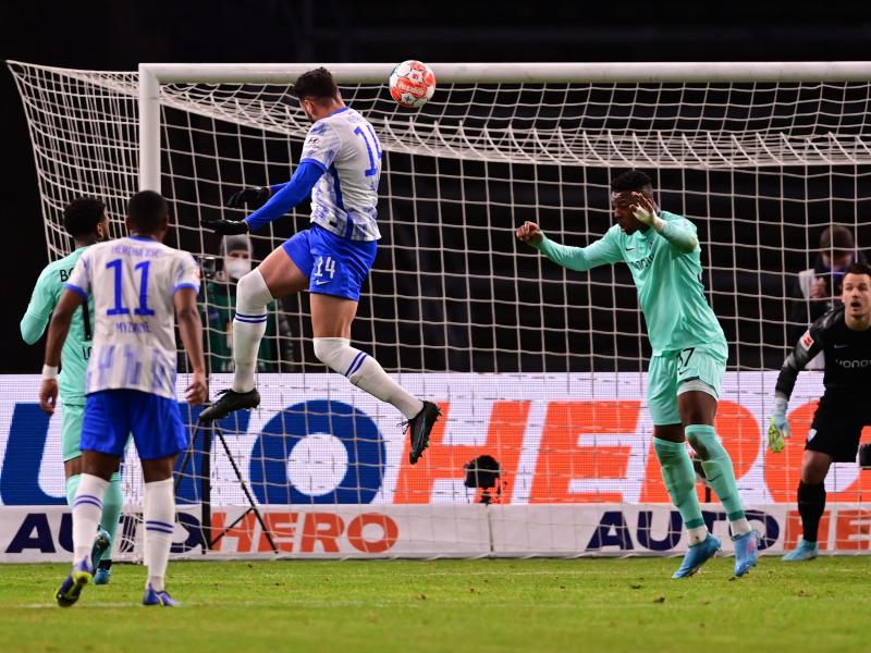 Herthas Ishak Belfodil (2.v.l.) köpft zur Berliner 1:0-Führung ein. Foto: Soeren Stache/dpa-Zentralbild/dpa