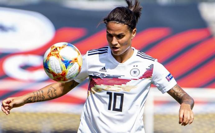 Fußball-Nationalspielerin Dzsenifer Marozsan hat eine Muskelverletzung im rechten Oberschenkel erlitten. Foto: David Inderlied/dpa