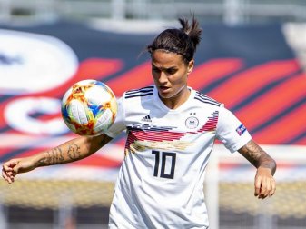Fußball-Nationalspielerin Dzsenifer Marozsan hat eine Muskelverletzung im rechten Oberschenkel erlitten. Foto: David Inderlied/dpa Fußball-Nationalspielerin Dzsenifer Marozsan hat eine Muskelverletzung im rechten Oberschenkel erlitten. Foto: David Inderlied/dpa