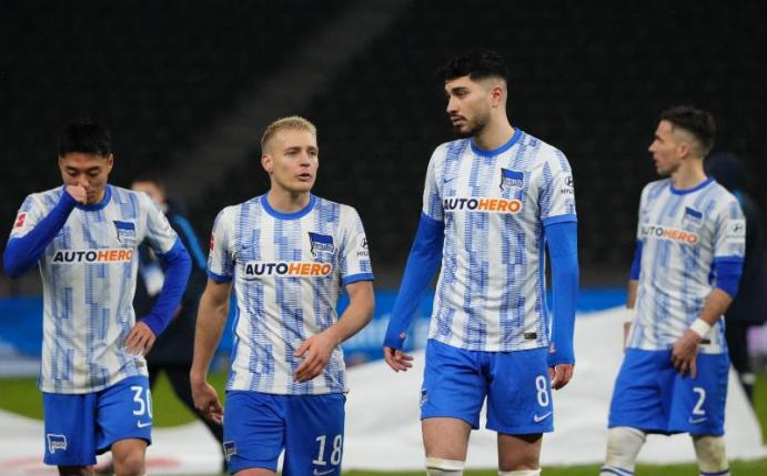 Die Hertha-Spieler waren nach dem Schlusspfiff enttäuscht. Foto: Soeren Stache/dpa-Zentralbild/dpa